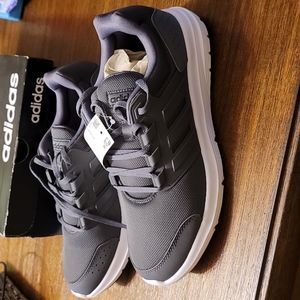 Men's NIB Adidas sneakers size 9.5